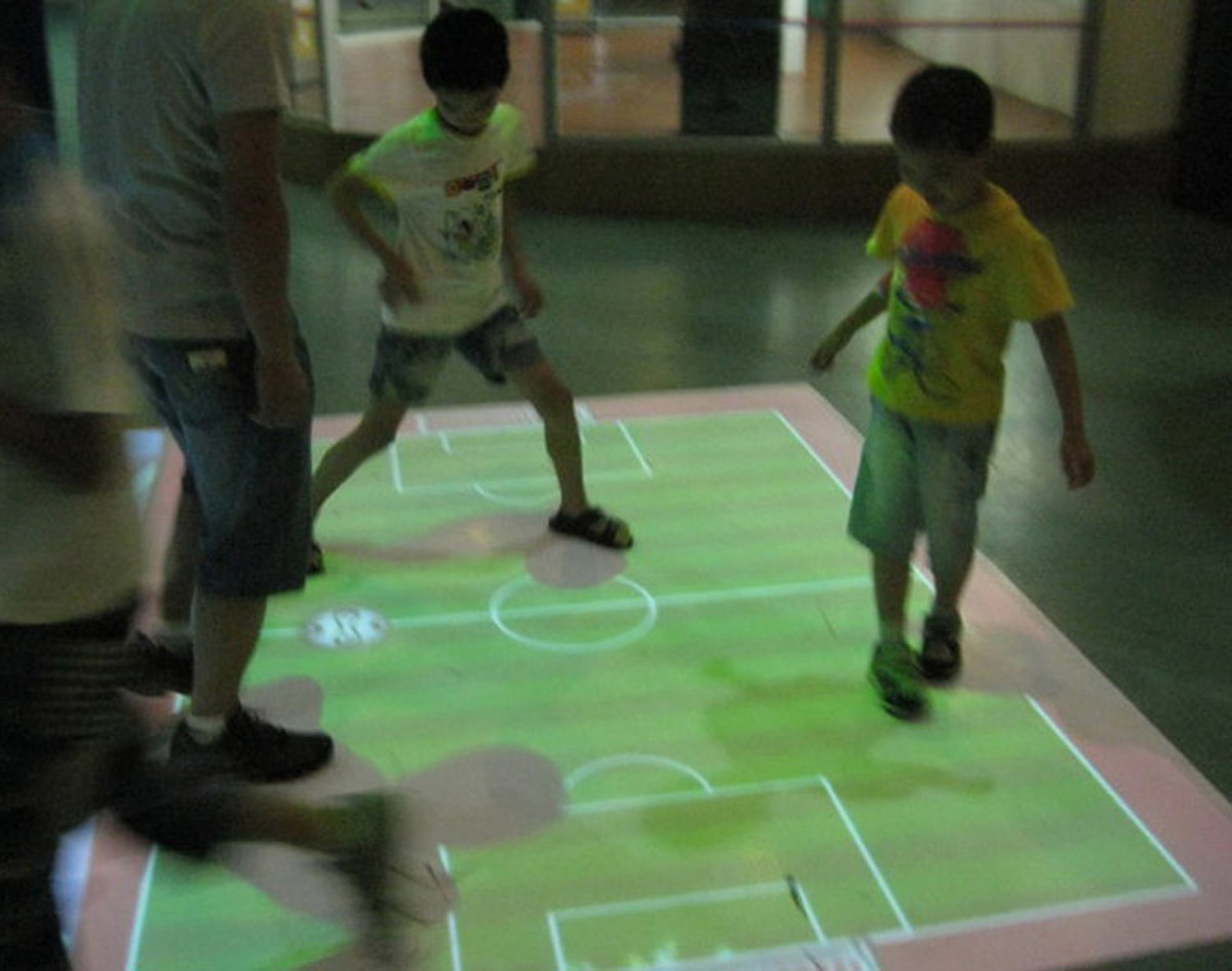 安全体验和小朋友们玩虚拟足球.jpg